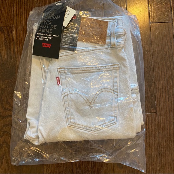 NEW Levi’s Ribcage Super High-Rise Cropped Jeans - Picture 9 of 15